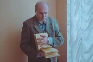 Как единственная в Петербурге библиотека для слепых помогает незрячим знакомиться с литературой: от чтения вслух на древнерусском до доставки на дом книг по Брайлю