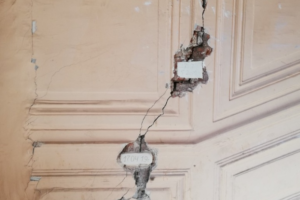 На стенах дома XIX века на улице Восстания образовались трещины, сообщают очевидцы