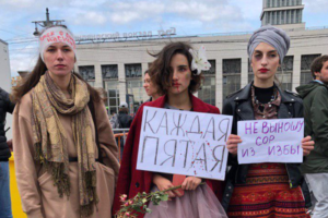 Как прошла акция против домашнего насилия на площади Ленина. 11 фото с плакатами «Мы — сестры Хачатурян» и «Бьет — значит, статья»