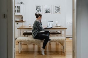 Как проводить совещания с коллегами из дома? А можно ли садиться за ноутбук в пижаме? Инструкция для продуктивной работы в самоизоляции