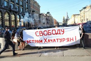 На Невском задержали участниц акции в поддержку сестер Хачатурян. Они растянули баннер и зажгли фаер