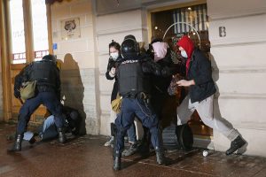«Поспать удалось только сидя». Задержанные 2 февраля в Петербурге — о ночи в отделе полиции без воды, ударах электрошокером и судах