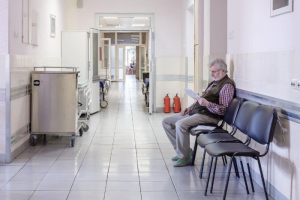В Мариинской больнице — вспышка коронавируса среди сотрудников и пациентов, сообщают источники. Администрация усилила меры контроля