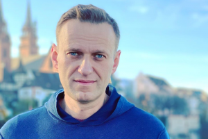 «Уже представляю, как буду ходить по зоне со стильной тростью». Навальный выпустил новый пост — о своем состоянии здоровья в колонии