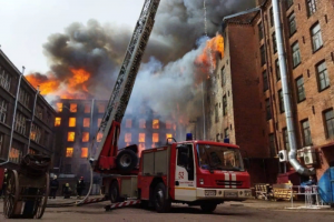На Октябрьской набережной тушат сильнейший пожар в здании «Невской мануфактуры». Онлайн-трансляция