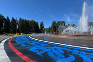 Покрас Лампас к Евро-2020 расписал площадь вокруг фонтана в Приморском парке Победы ✍