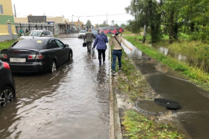 Улицы Пушкина затопило после ночного дождя. Обновлено