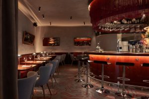 Это Ante seafood&#038;bar — новый ресторан от создателей «Ателье» и Salone. Тут подают блюда из морепродуктов от Дмитрия Блинова, а интерьер вдохновлен фильмом «Казино» 🃏