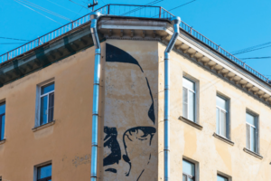 Почему нельзя сделать одинаковые вывески на Невском, какой стрит-арт вредит Петербургу и станут ли граффити легальными? Объясняет главный художник