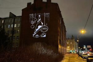 Здания в Петербурге к Новому году украсили «световыми открытками»
