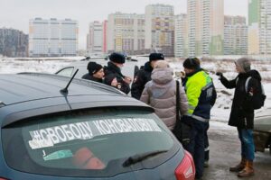 Перед началом автопробега против QR-кодов в Петербурге задержали шестерых активистов и журналистку