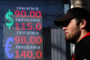 Рубль стремительно падает из-за войны. Что делать с накоплениями? Рассказывают экономисты