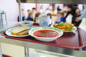 С 1 апреля завтраки и обеды в школах Петербурга подорожают на 10–30 %