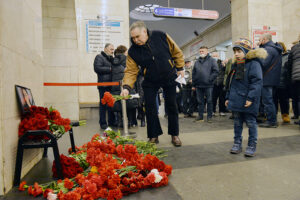 На станции «Технологический институт» почтили память погибших при теракте в метро. Два фото