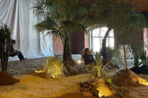 В «Севкабель Порту» открыли выставку ленд-арта «Оазис 2.0». Это инсталляция с песком и пальмами 🌴