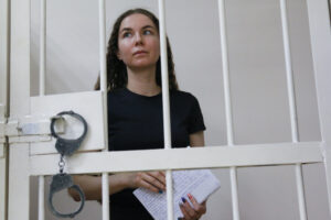 Петербуржцы нашли квартиру и 1 млн рублей залога для обвиняемой в «военных фейках» Вики Петровой. Как еще помочь?