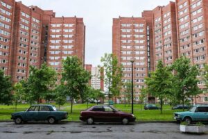 Первокурсников платного отделения СПбГУ поселят в общежития на 5 дней позже, чем обещали. Некоторым теперь негде жить — вуз считает, что не виновен