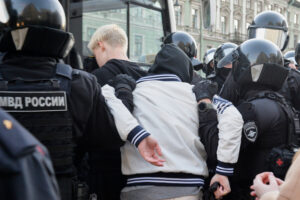 Петербуржцы вышли на второй митинг против мобилизации — их (очень) жестко задерживали. 12 фото с акции протеста
