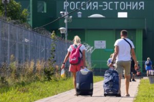 Эстония, Латвия, Литва и Польша закрывают въезд для россиян с туристическим шенгеном. Кто и как теперь может туда попасть?