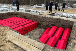 На юге Петербурга захоронили останки жертв красного террора, найденные у Петропавловской крепости. Четыре фотографии