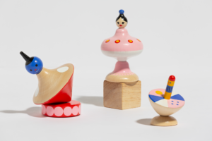 «Российские игрушки — это не только матрешка». Как семья дизайнеров из Петербурга развивает бренд народных сувениров во время ковида и войны