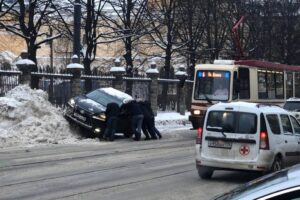 Пассажиры выталкивают автобусы и машины из сугробов, а коммунальщики сбрасывают на прохожих снег. Как петербуржцы пережили 14-й день зимы