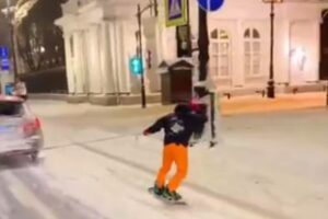 Петербуржцы не могут попасть в машины и катаются на сноуборде по Невскому, а коммунальщики сносят фонари. 15-й день зимы