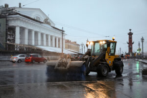В Петербурге первый сильный снегопад. Горожане стоят в пробках в спальных районах, пока техника скопилась у Смольного