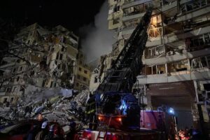Не менее 20 человек погибли при ударе по многоэтажному дому в Днепре