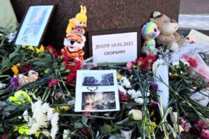 Семь стихийных мемориалов в Петербурге в память о Днепре