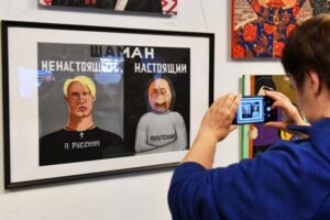 Картины про Шамана и сатира на пропаганду. В галерее «Свиное рыло» открылась выставка «Весеннее обострение»