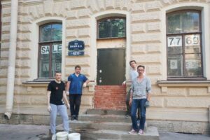 Жители дома Макарова замуровали дверные проемы, ранее прорубленные собственником