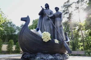 В Курортном районе открыли памятник Петру и Февронии Муромским. На церемонии присутствовали Дмитрий Медведев и патриарх Кирилл