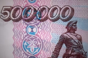 Доллар превысил 100 рублей, евро — 110 рублей. Что происходит, как может отреагировать Центробанк и нужно ли сейчас покупать валюту?