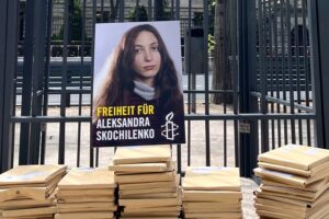 Как Сашу Скочиленко поддерживали по всему миру. 19 месяцев акций солидарности — в фотографиях