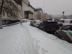 После ночной метели Петербург завален снегом. Как горожане добираются до работы и что говорят о качестве уборки
