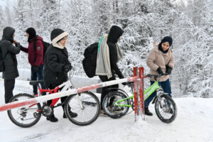 «Ехать на велосипеде по Мурманской области можно только из сильнейшего отчаяния». Что известно о беженцах на границе с Финляндией и что их ждет в России