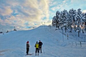 10 курортов с подъемниками и лыжни в парках. Где кататься на горных и беговых лыжах этой зимой