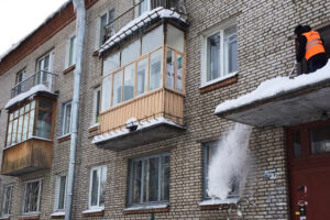Почему за убившую петербуржца глыбу льда судят владельца квартиры, а не управляющую компанию? Как такого избежать?