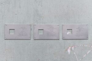 На Измайловском установили таблички «Последнего адреса» в память о расстрелянной семье российских немцев