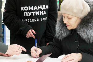 В Петербурге начали сбор подписей за Путина и Надеждина. Как это выглядит