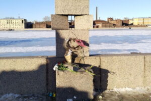 Ветки на земле и полиция. Так выглядели стихийные мемориалы Навальному в Петербурге днем 18 февраля