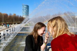 Как петербуржцы встретили начало сезона фонтанов в парке 300-летия? 3 фото